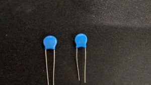 CAPACITOR MULTICAMADA  1KPF X 220V CAPACITORES componente eletrônico original