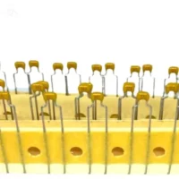 CAPACITOR MULTICAMADA 220PF/50