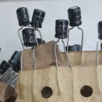 CAPACITOR ELETROLITICO 1,5UFX50V MINI